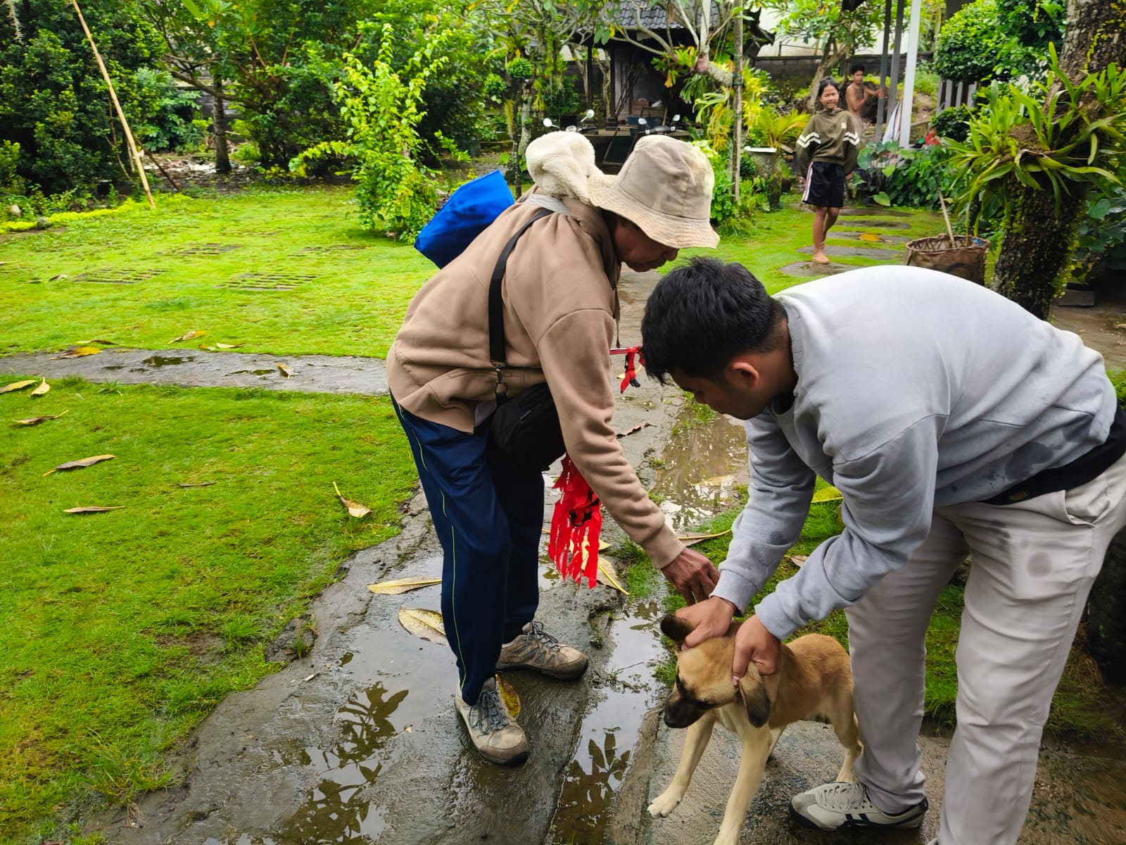 VAKSINASI : Vaksinasi rabies kepada 136 ekor hewan di Desa Temesi, Kecamatan Gianyar.