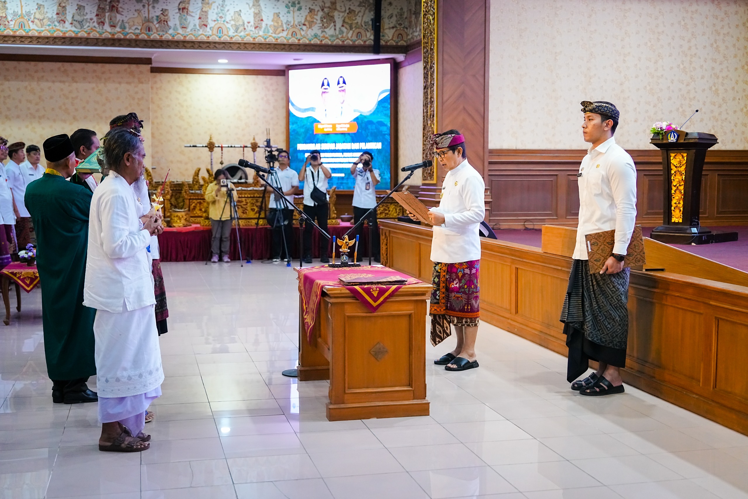 Bupati Badung, I Wayan Adi Arnawa saat melantik sejumlah pejabat di lingkungan Pemkab Badung, Rabu (11/2).