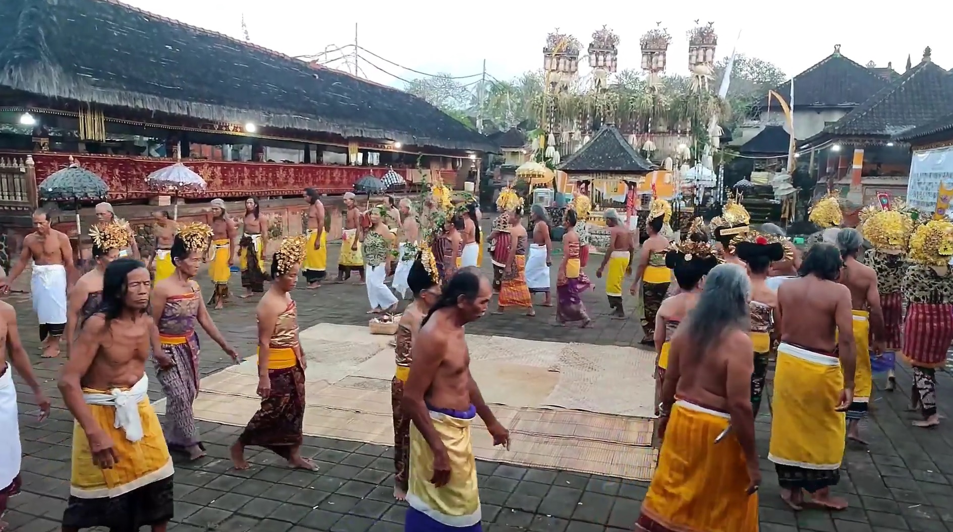 Tradisi Usaba Sumbu di Desa Adat Asak, Kecamatan/Kabupaten Karangasem.
