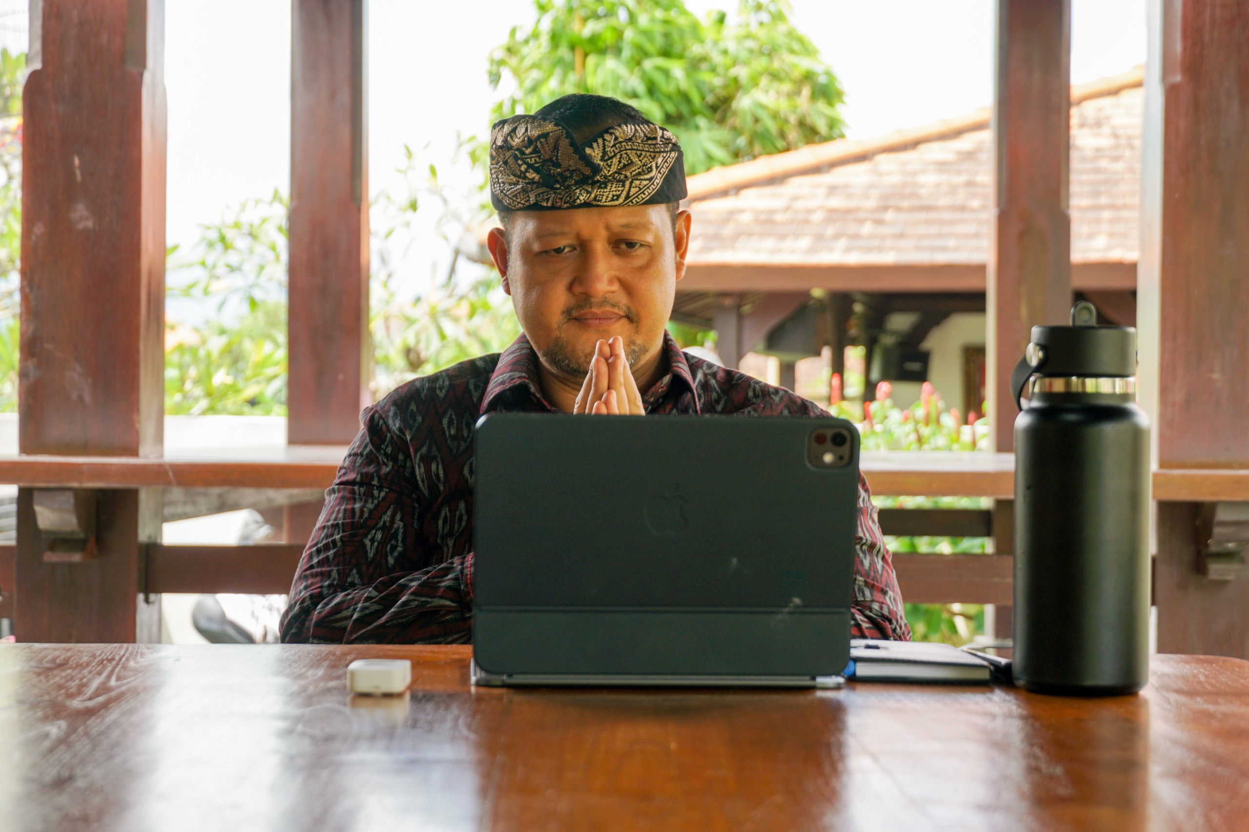 Wabup Bagus Alit Sucipta saat menghadiri secara daring acara Entry Meeting Pemeriksaan LKPD Tahun 2025 dari Jero Taman Bali, Dalung, Kuta Utara, Kamis (12/2).
