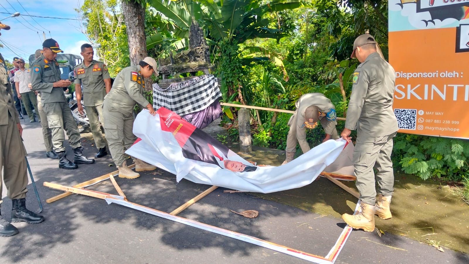 Penertiban reklame di sepanjang Jalan Denpasar&ndash;Gilimanuk wilayah Kecamatan Jembrana dan Kecamatan Negara, Rabu (11/2/2026).