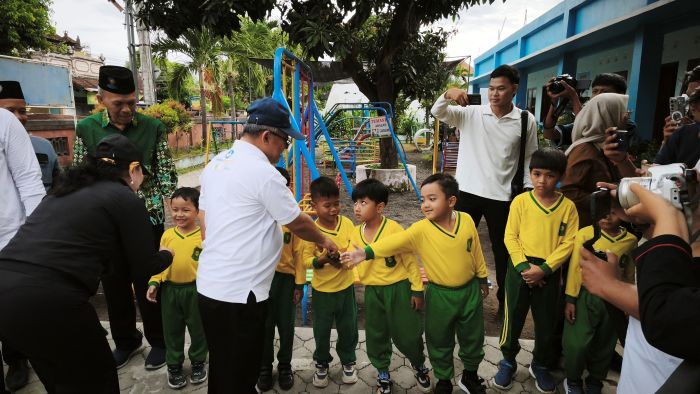 Siswa di TK Aisyah Singaraja bersalaman dengan Menteri Pendidikan Dasar dan Menengah RI, Abdul Mu