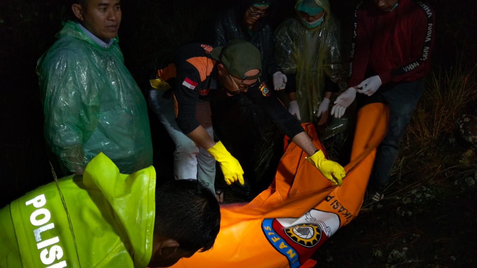 Proses evakuasi lansia ditemukan meninggal dunian di hutan konservasi Gunung Batur Bukit Payang, Kintamani, Kamis (12/2/2026).