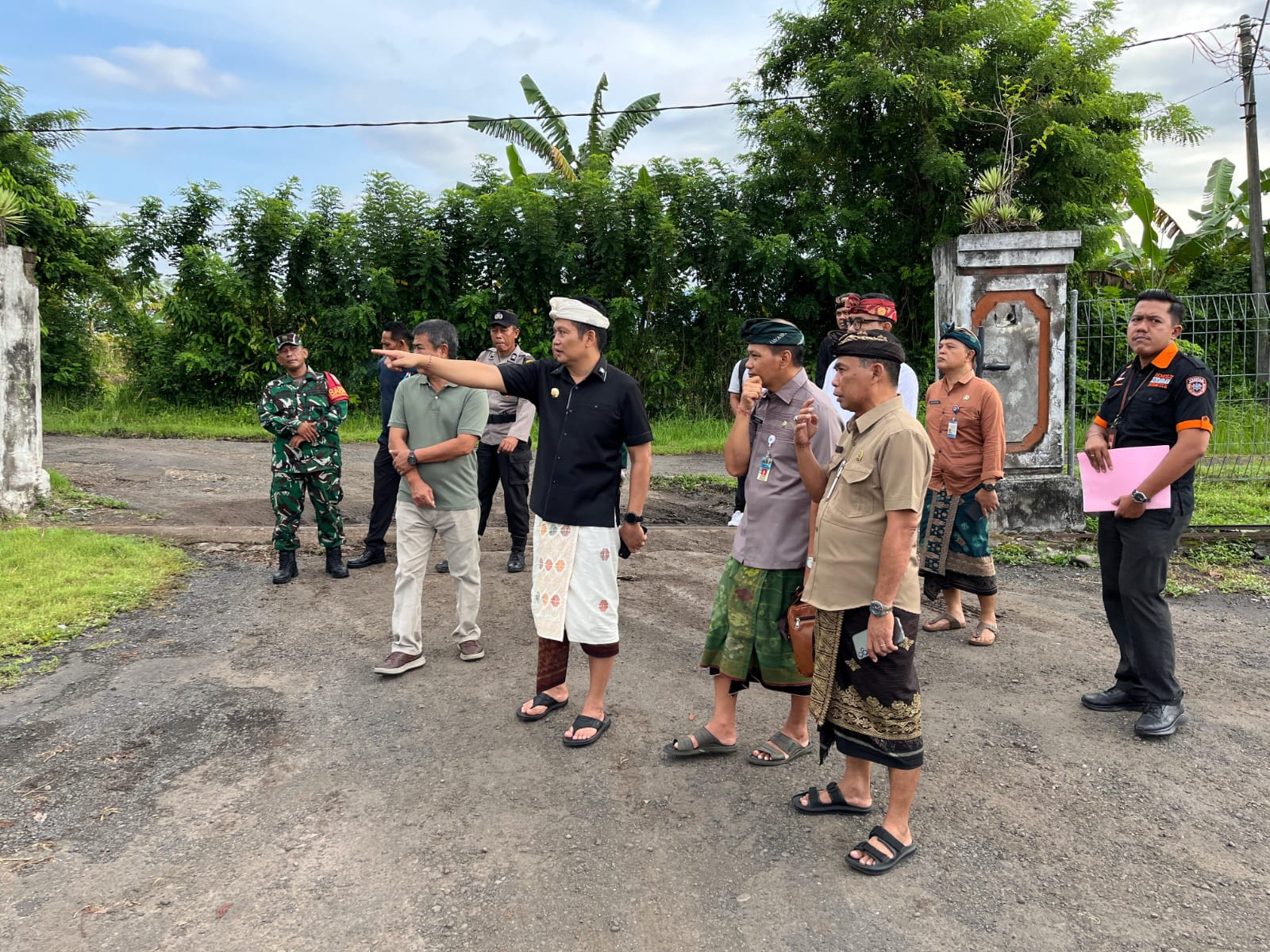 Bupati Kembang Hartawan saat meninjau lokasi KDMP Desa Kaliakah, Kamis (12/2/2026).