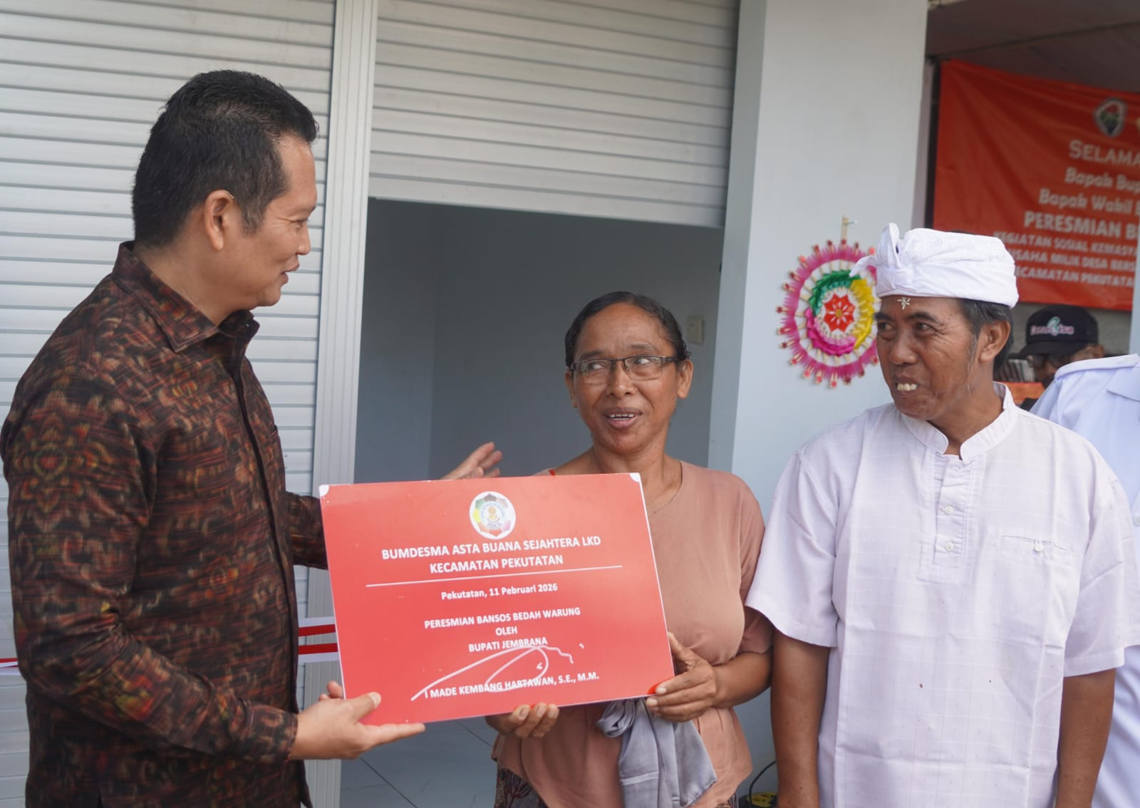 Bupati Jembrana I Made Kembang Hartawan saat meresmikan program bedah warung di Banjar Arca, Desa Pulukan, Kecamatan Pekutatan, Rabu (11/2/2026).