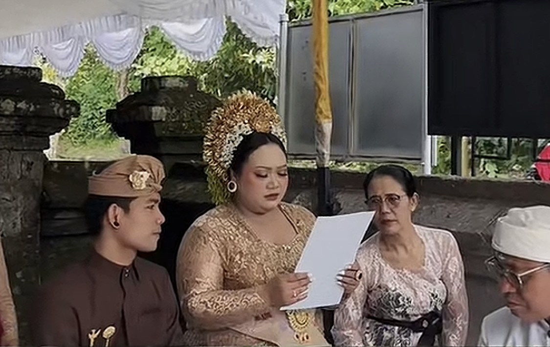 Prosesi upacara pernikahan dengan adat Bali di Kantor PHDI Kabupaten Badung.