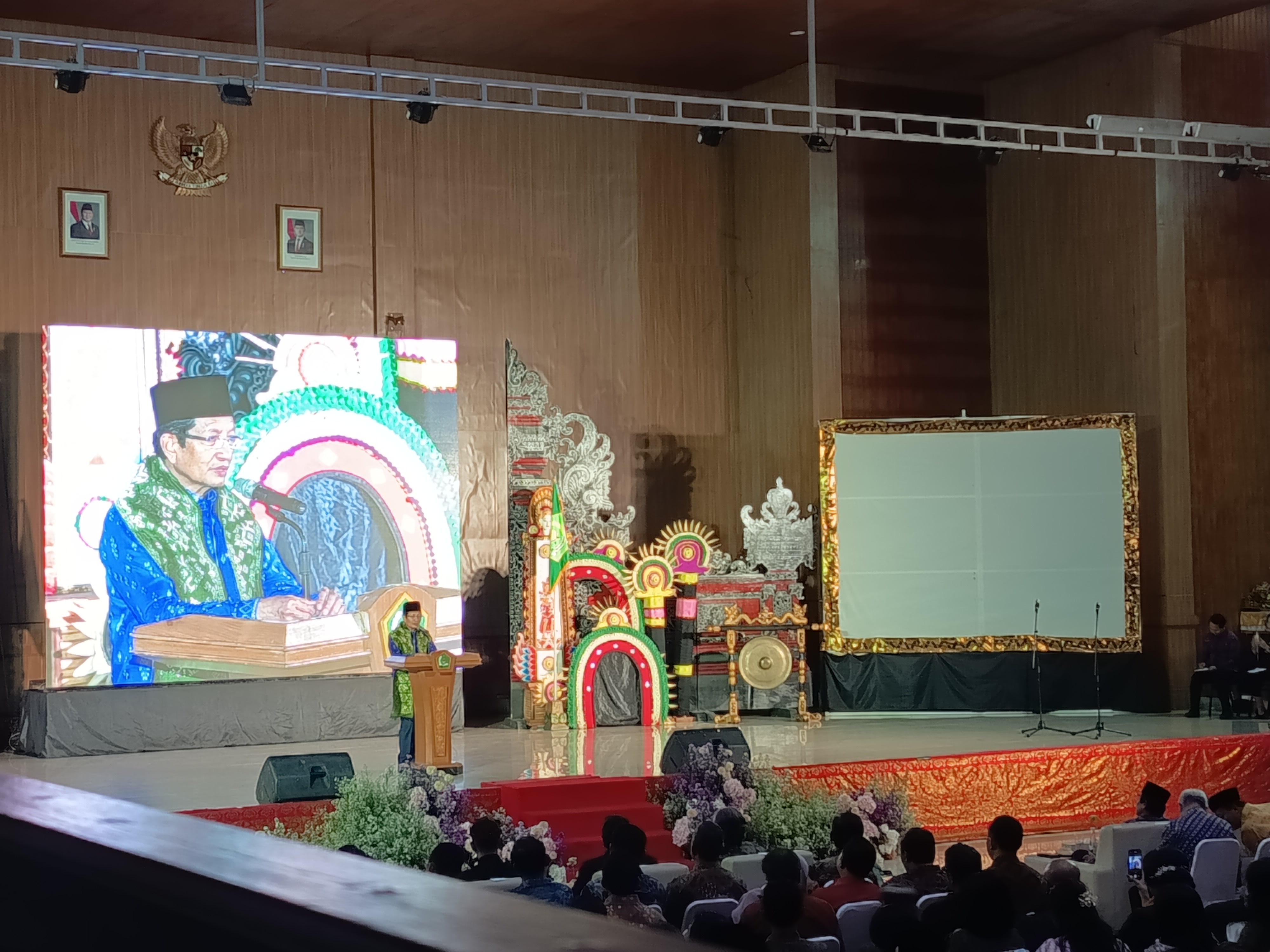 PEMBINAAN : Ratusan ASN Kemenag di Provinsi Bali dapat pembinaan dari Menteri Agama RI, di Aula UNHI Denpasar, Kamis (12/2) malam.