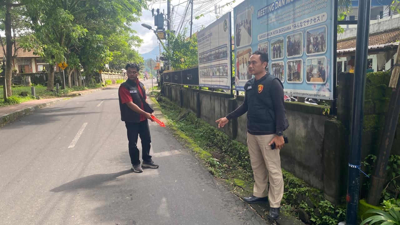Jajaran Polsek Karangasem melakukan olah TKP kasus penjambretan di wilayah Kelurahan Padangkerta, Kecamatan Karangasem, Kamis (12/2/2026).