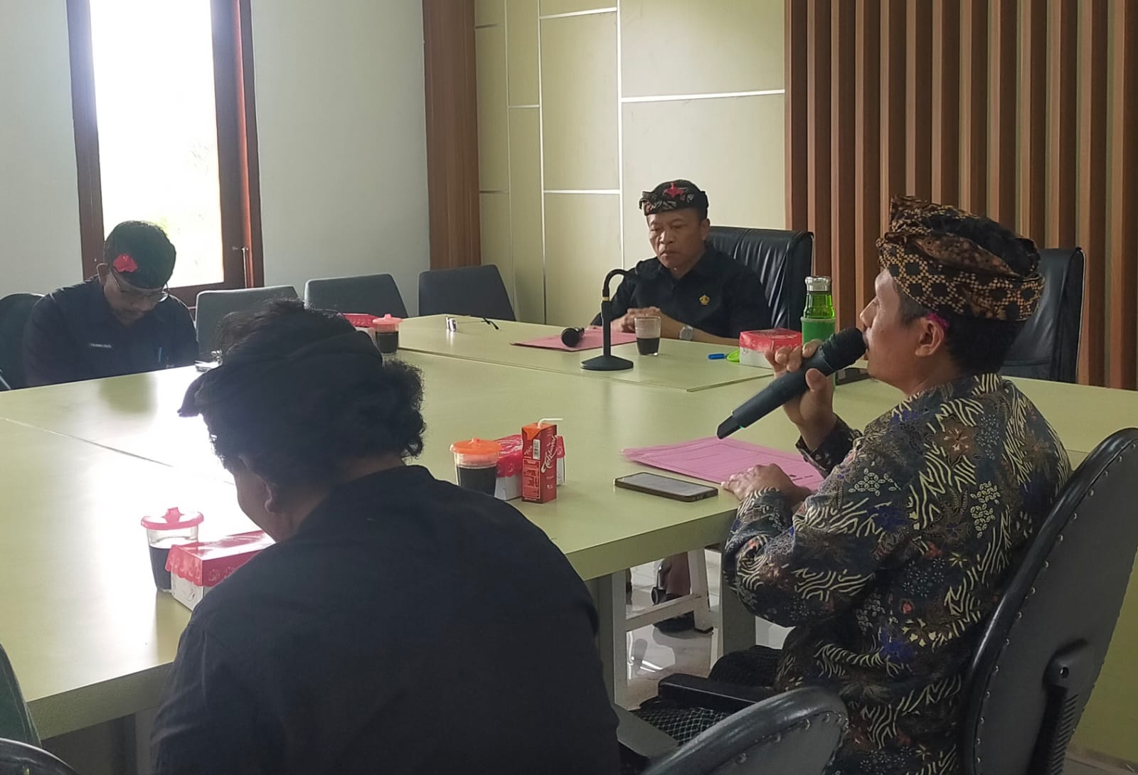 Rapat membahas usulan pembongkaran talang air di Desa Adat Jehem digelar di gedung DPRD Bangli, Kamis (12/2/2026).
