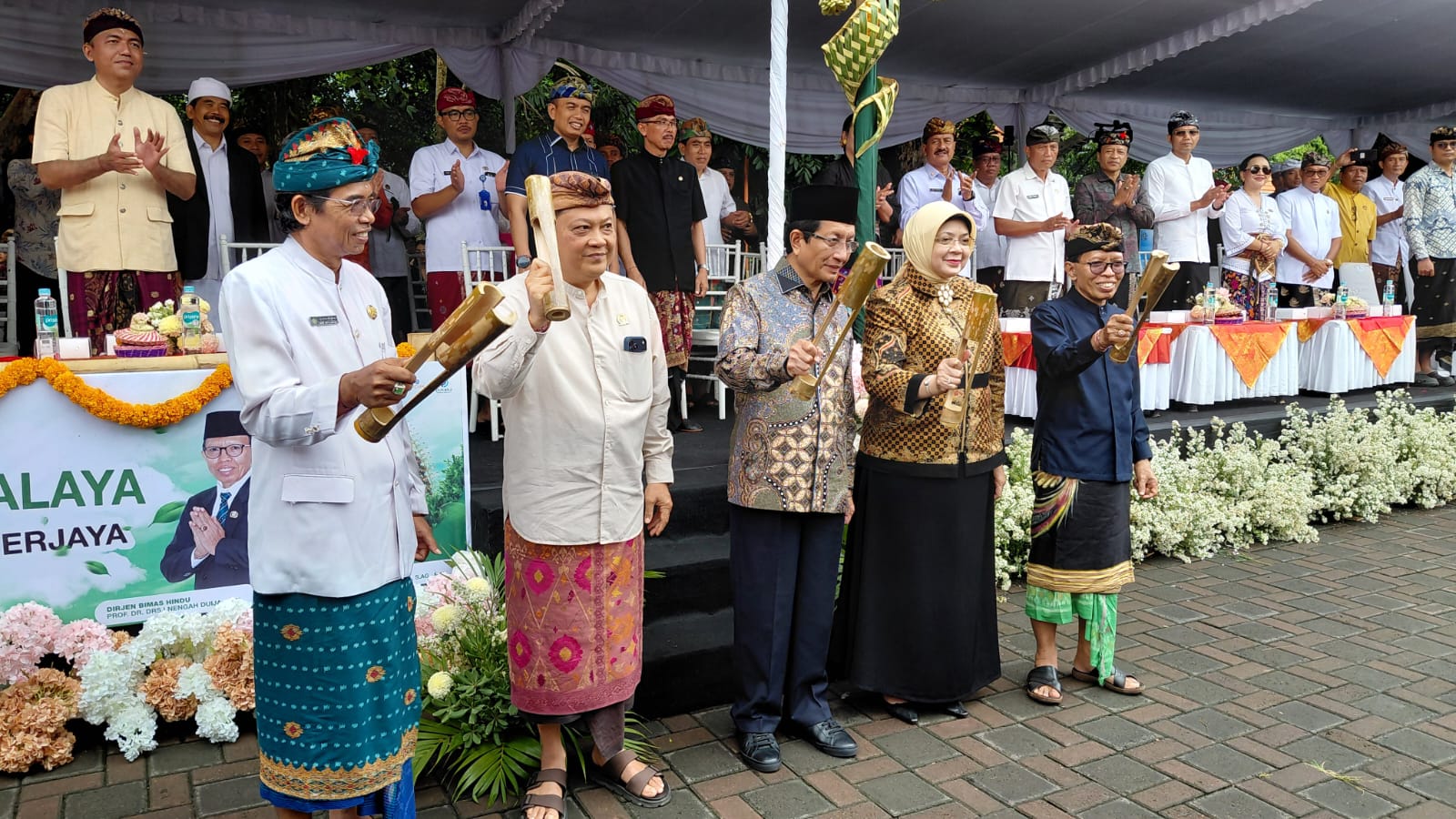 Menteri Agama RI, Prof. Dr. KH. Nasaruddin Umar, M.A secara resmi membuka Parade Budaya bertajuk Bhakti Pertiwi Widyalaya di areal lapangan puputan, Denpasar pada Jumat (13/2) pagi