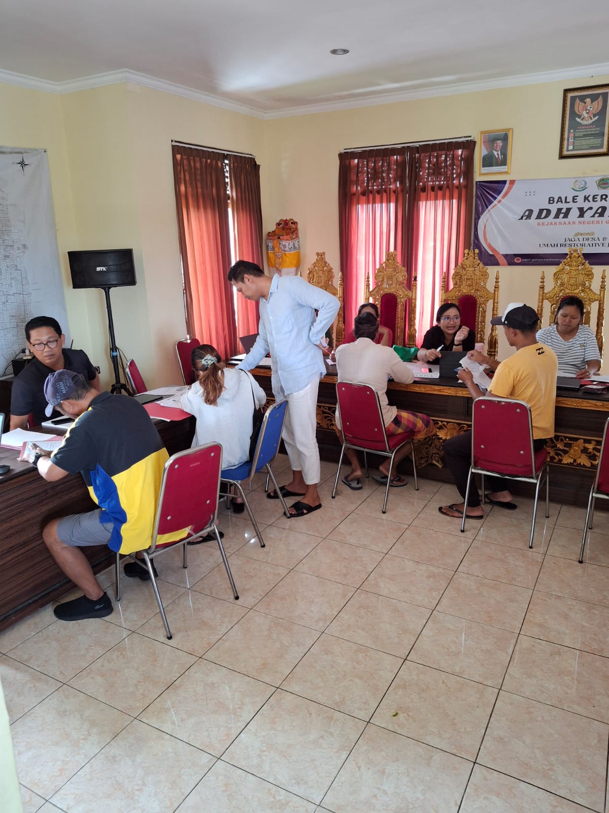 PEMBINAAN: Pembinaan dan sosialisasi perizinan on the spot, Jumat (13/2) di Aula Kantor Perbekel Desa Pejeng Kawan, Kecamatan Tampaksiring.