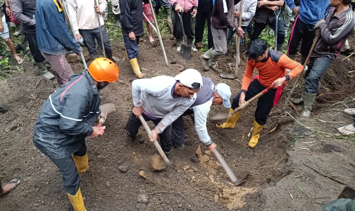 Warga berupaya mencari keberadaan Wayan Buda yang tertimbun longsor di Banjar Suter, Desa Suter, Kecamatan Kintamani, Bangli, Jumat (13/2/2026).