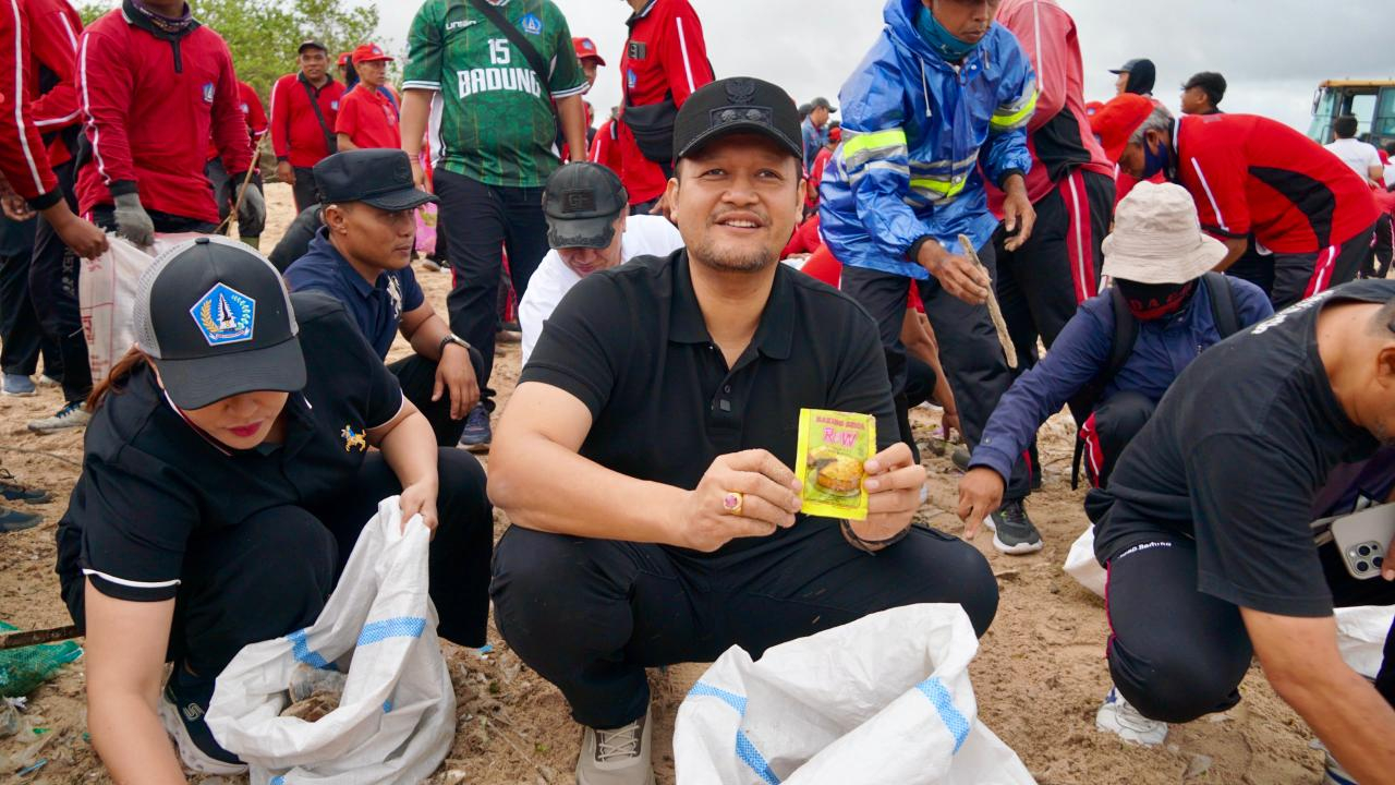 Wabup Bagus Alit Sucipta dan Nyonya Yunita Alit Sucipta memimpin langsung kegiatan aksi bersih pantai di kawasan Pantai Kedonganan, Kecamatan Kuta, Jumat (13/2).