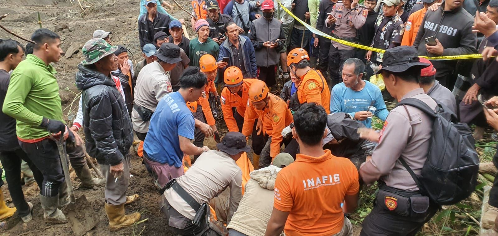 Tim gabungan melakukan evakuasi Wayan Buda, korban tertimbun tanah longsor di Desa Suter, Kecamatan Kintamani, Bangli, Sabtu (14/2/2026).
