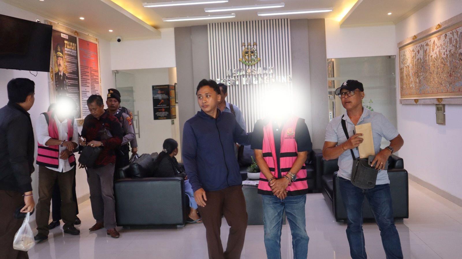 Kejari Klungkung menahan ipar dan kakak kandung mantan Perbekel Dawan Kaler, Kamis (12/2/2026).&nbsp;