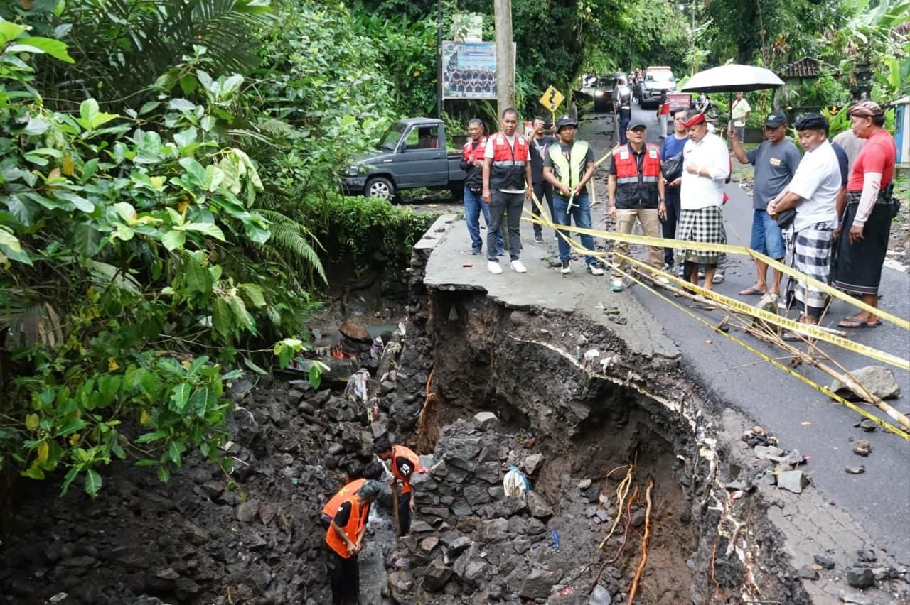 Senderan jalan di perbatasan Banjar Jadi Desa dengan Banjar Pemenang ini jebol akibat hujan deras Rabu (11/2/2026).