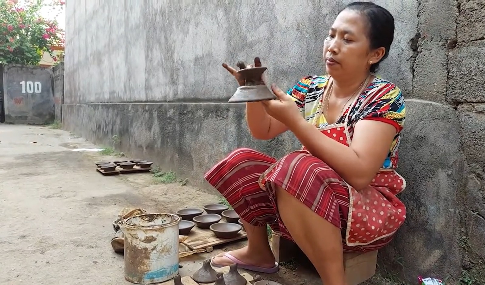 Prosesi pembuatan sarana upakara yang berbahan gerabah di Banyuning