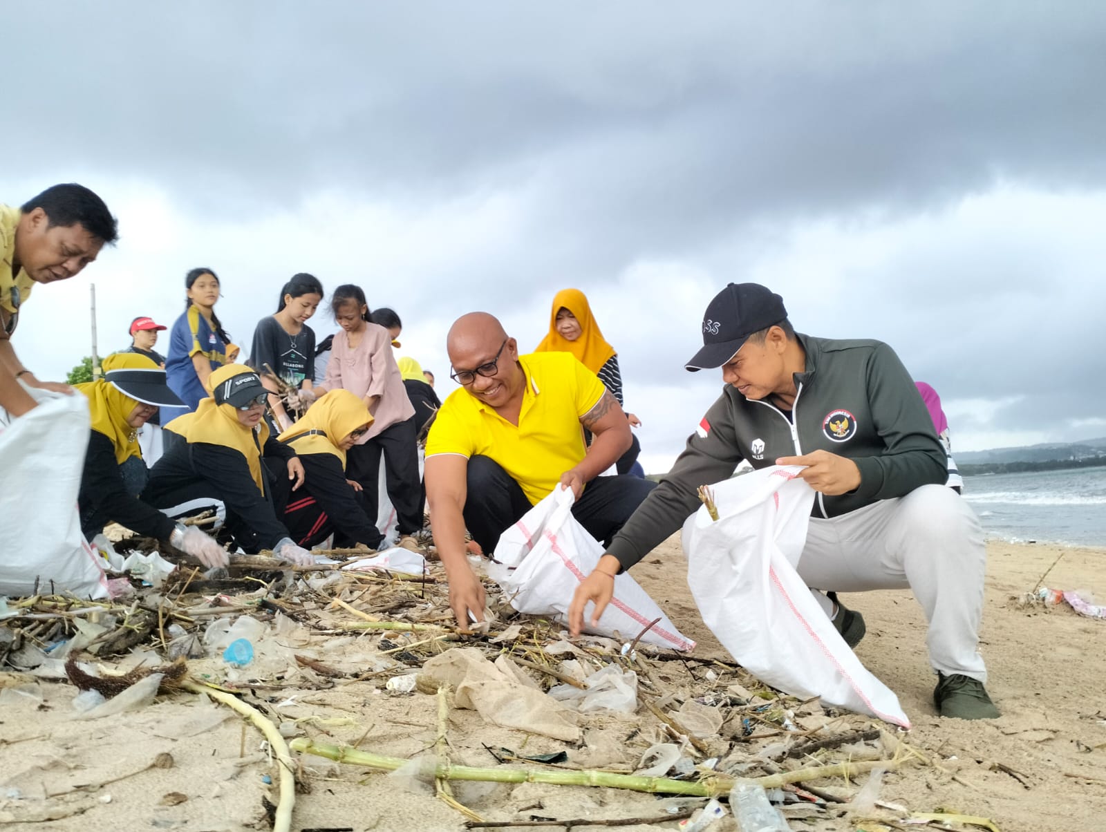 Wakil Ketua DPRD Badung, Anak Agung Ngurah Ketut Agus Nadi Putra bersama Anggota Fraksi Golkar DPRD Badung, I Nyoman Sudana melakukan aksi bersih-bersih sampah di Pantai Kedonganan, Minggu (15/2).