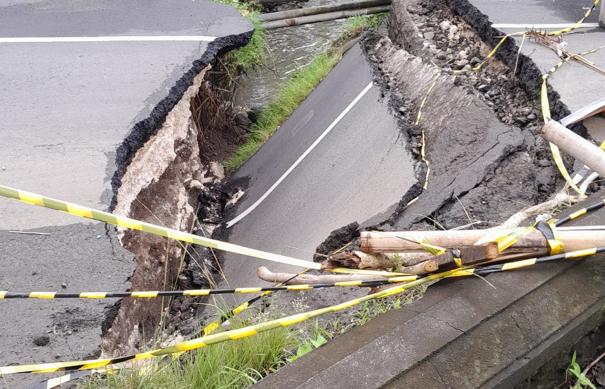 Kondisi jembatan di wilayah Banjar Pegending, Desa Dalung, Kecamatan Kuta Utara jebol pada Sabtu, (14/2).