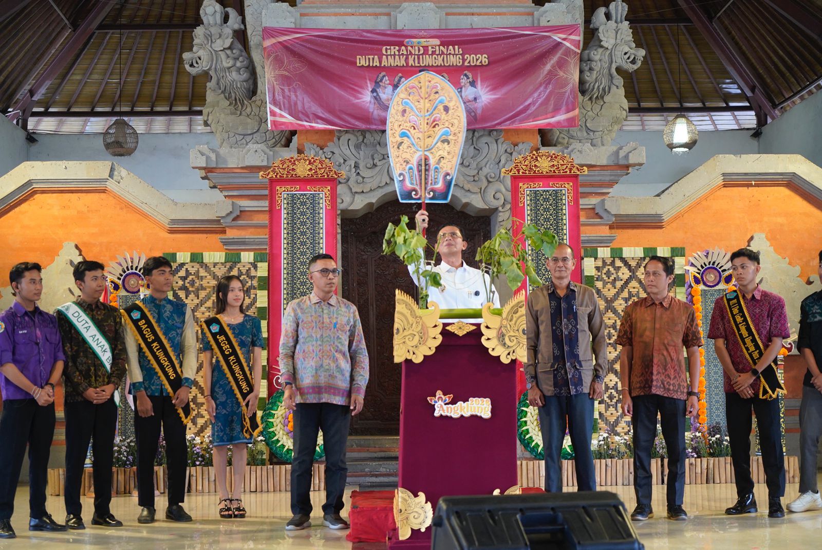 Bupati Klungkung I Made Satria membuka grand final duta anak 2026 di Balai Budaya Dewa Agung Istri Kanya, Minggu (15/2/2026).