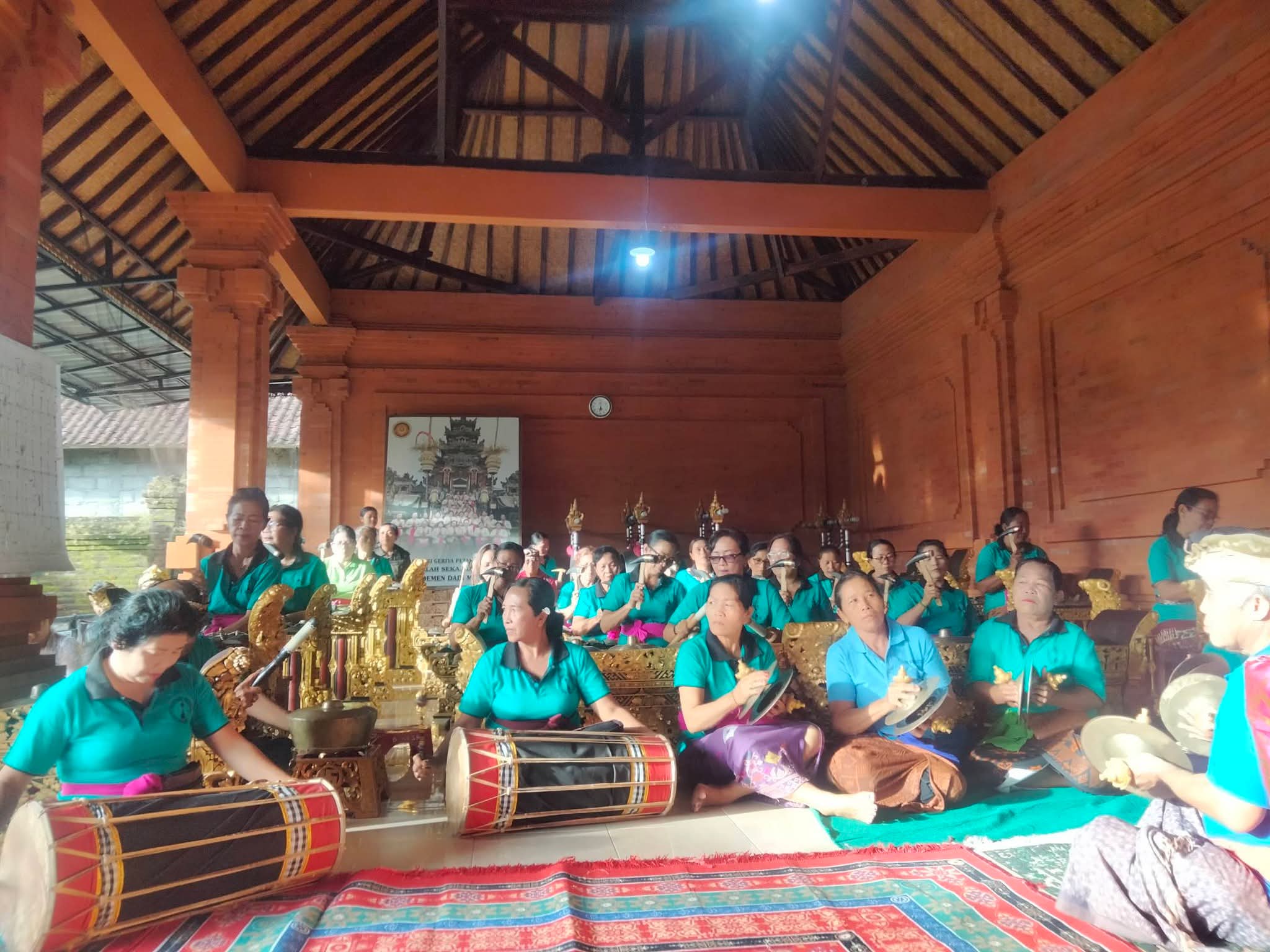 ULANG TAHUN : Perayaan ulang tahun Sanggar Sabda Komala Rsi yang bernaung di Puri Griya Petak Kaja, Kabupaten Gianyar.