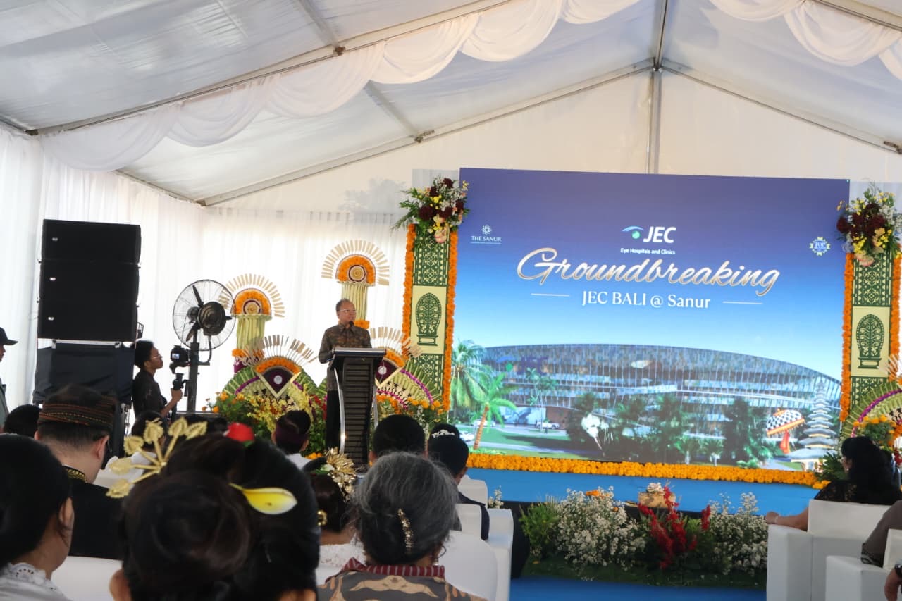 MOTOR EKONOMI: Gubernur Bali Wayan Koster saat menghadiri acara groundbreaking Eye Hospitals and Clinics JEC Bali Sanur di kawasan The Sanur, Sabtu (14/2)