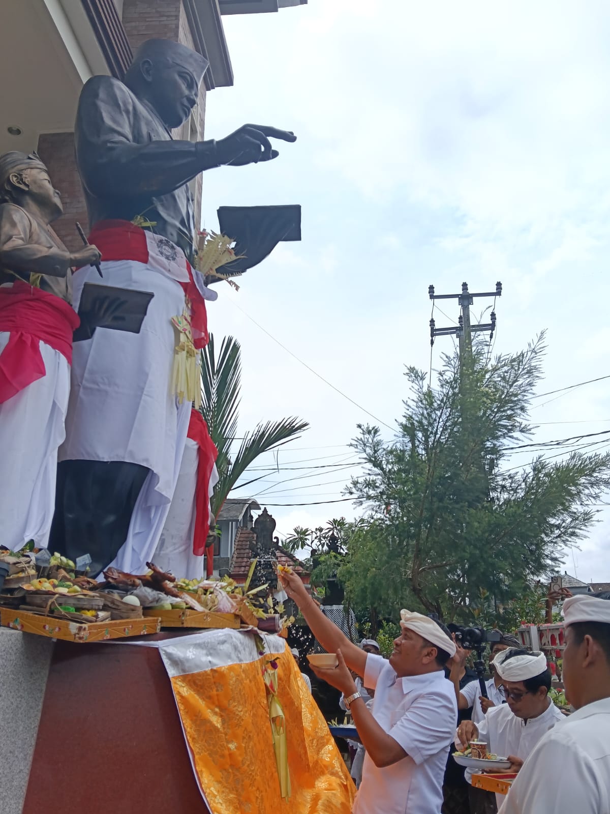 PATUNG : Peresmian Patung Soekarno yang sedang mendidik anak di Gedung Perpustakaan Daerah Nawaksara, Gianyar, Senin (16/2).