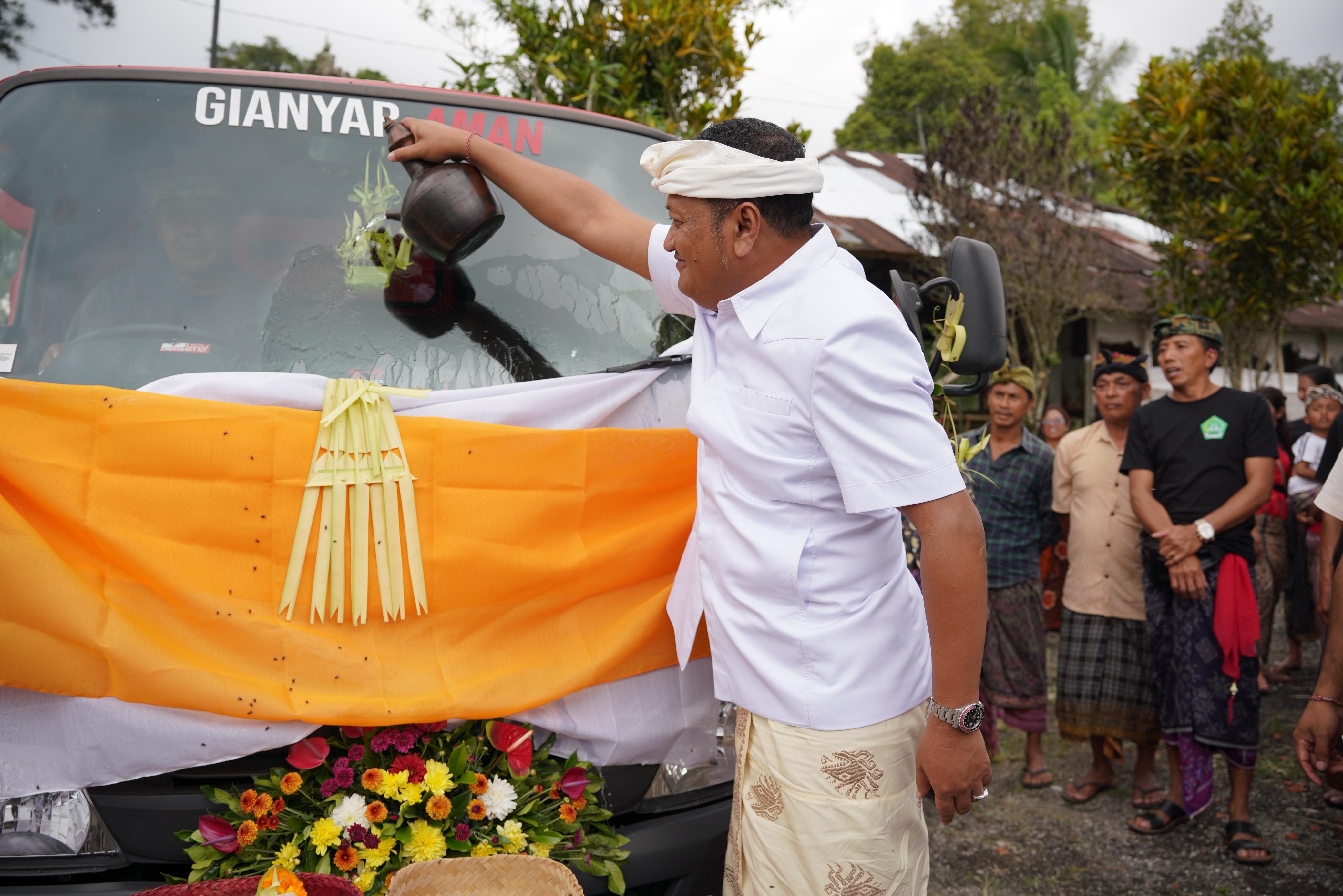 TRUK : Bupati Mahayastra serahkan truk sampah kepada Desa Singakerta dan Desa Kerta.