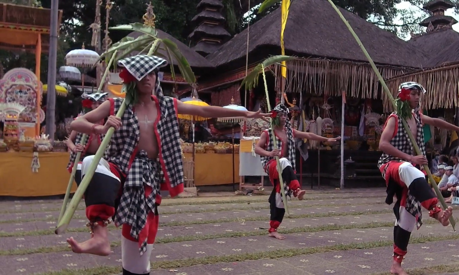 Tari Baris Babuang di Desa Adat Batulantang saat dipentaskan di Pura Kancing Gumi