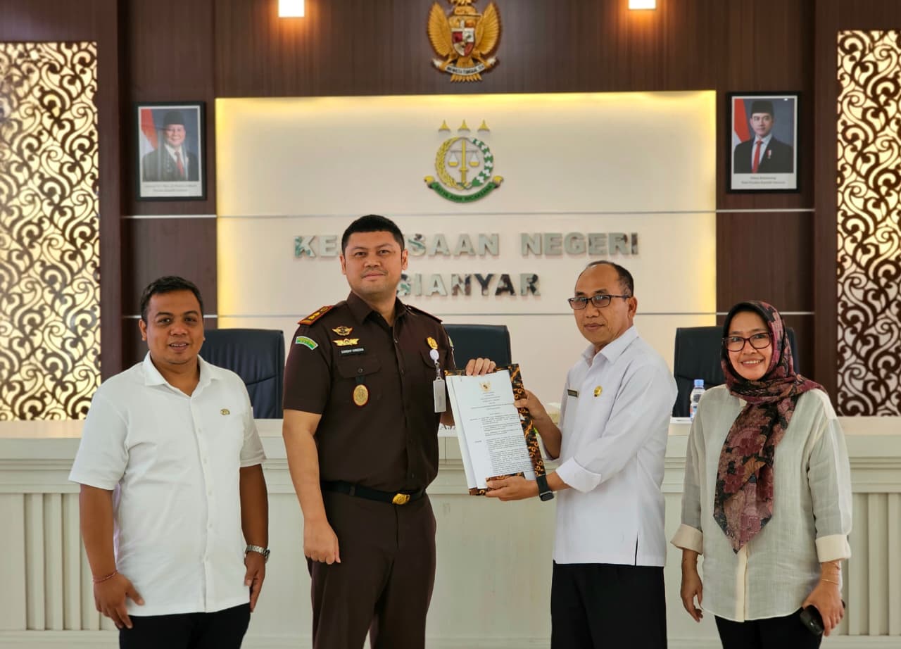 PENYERAHAN : Penyerahan SK Kepatuhan Jaminan Sosial Ketenagakerjaan.