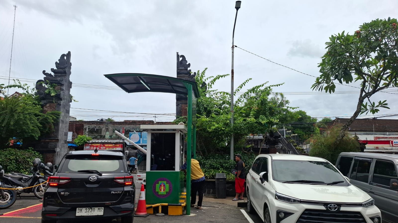 Suasana di pintu keluar RSUD Klungkung.