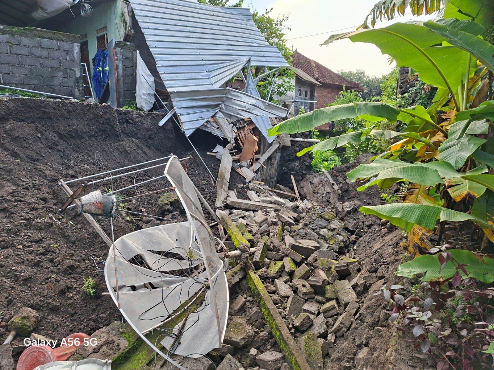 Bangunan rumah di Kelurahan Subagan ambruk, Minggu (15/2/2026). &nbsp;