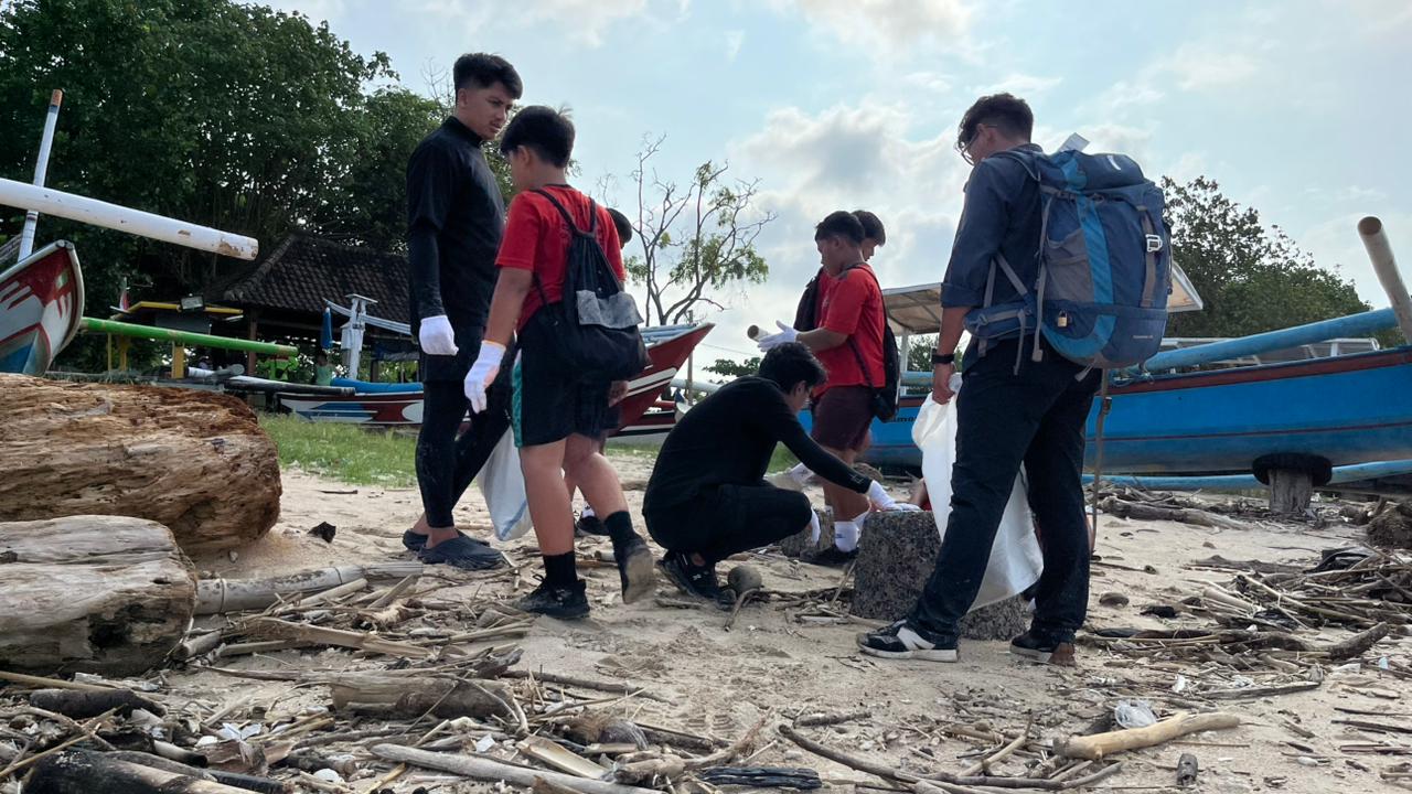 Aksi bersih-bersih sampah yang digelar di Pantai Kelan, Kecamatan Kuta, Rabu (18/2).