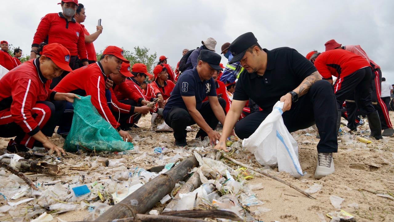 Wakil Bupati Badung Bagus Alit Sucipta saat memimpin aksi bersih sampah kiriman di Pantai Kedonganan, Kecamatan Kuta, belum lama ini.