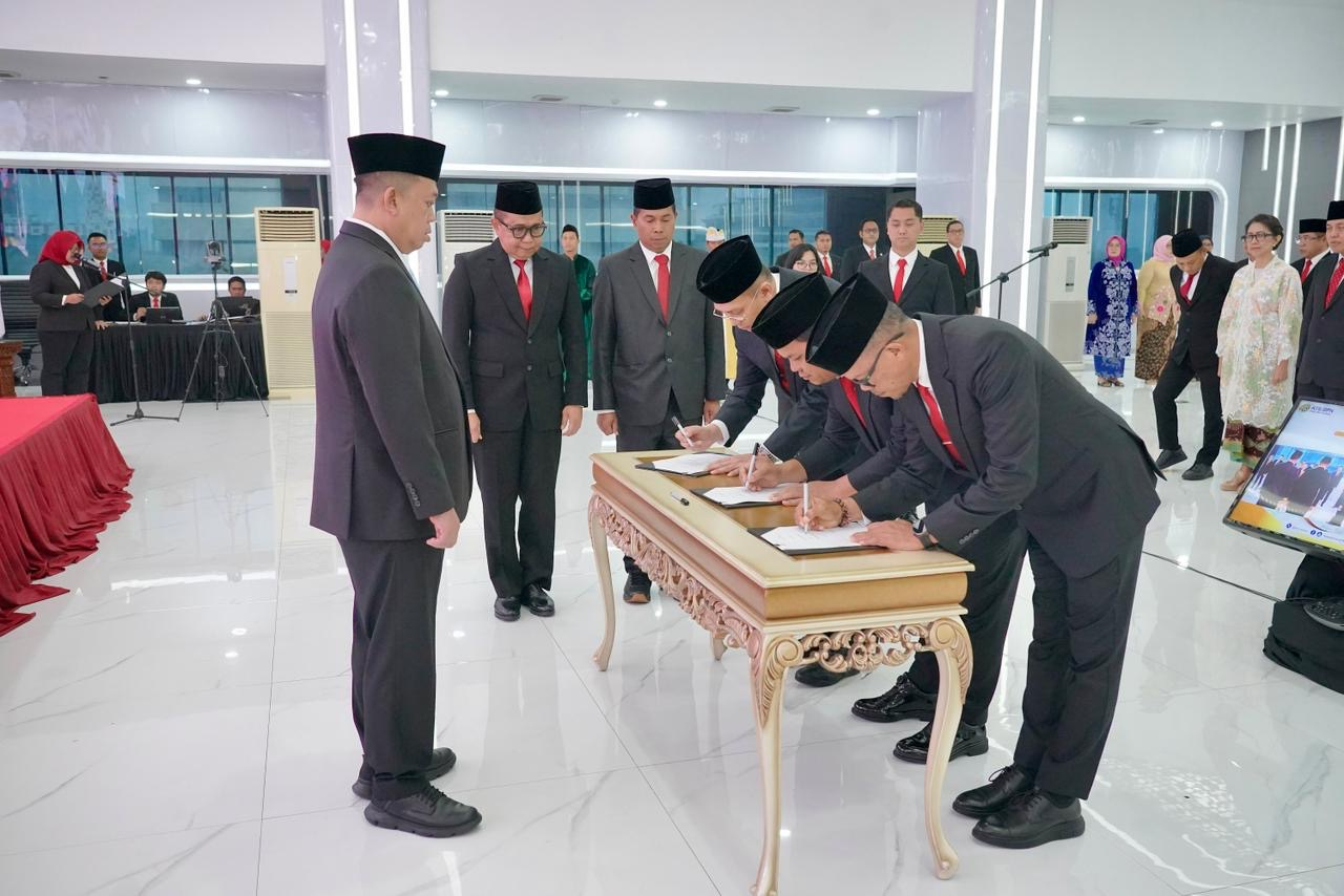 Nusron Wahid, melantik dan mengambil sumpah/janji jabatan 31 Pejabat Struktural
