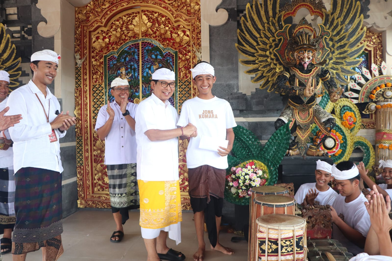 Bupati Adi Arnawa saat menghadiri upacara Melaspas Pelinggih Ratu Begawan Penyarikan dan Balai Banjar Adat Tegal Saat Delodan, Rabu (18/2).