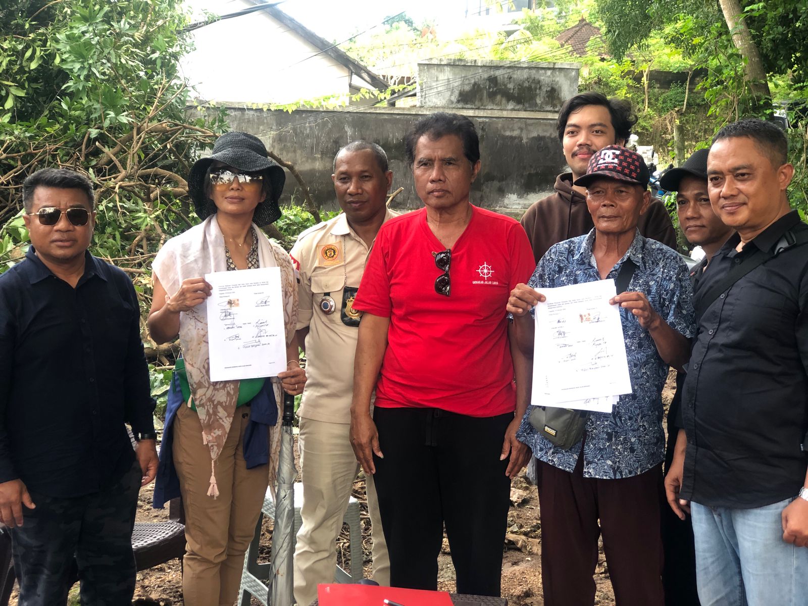 DAMAI: Pihak Made Astika dan Jenny Mesrahayu sepakat memilih jalan damai untuk menyelesaikan konflik terkait lahan mereka. (Bali Express/Istimewa)
