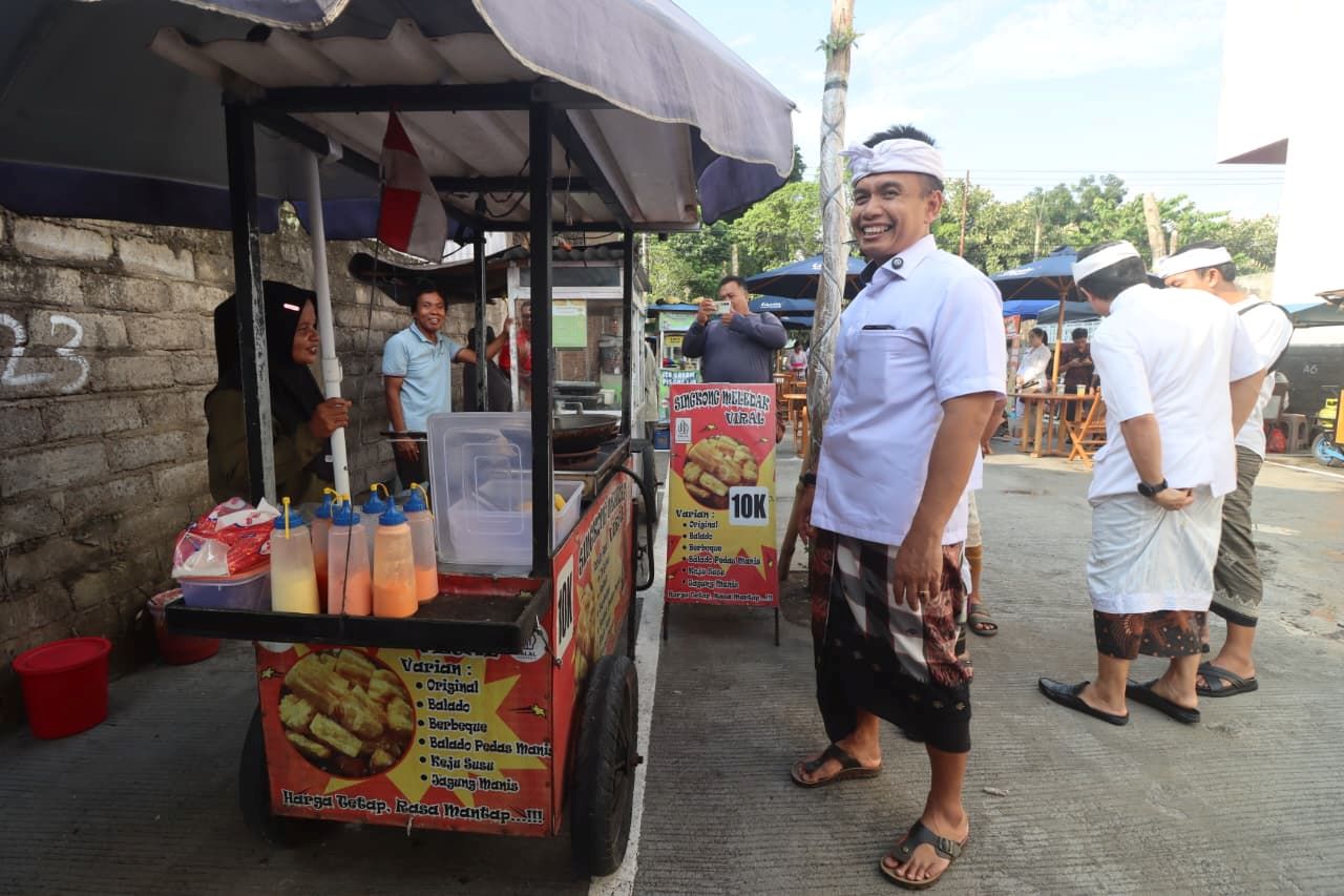 Wakil Bupati Jembrana, I Gede Ngurah Patriana Krisna saat meninjau lokais relokasi PKL Lapangan Dauhwaru.