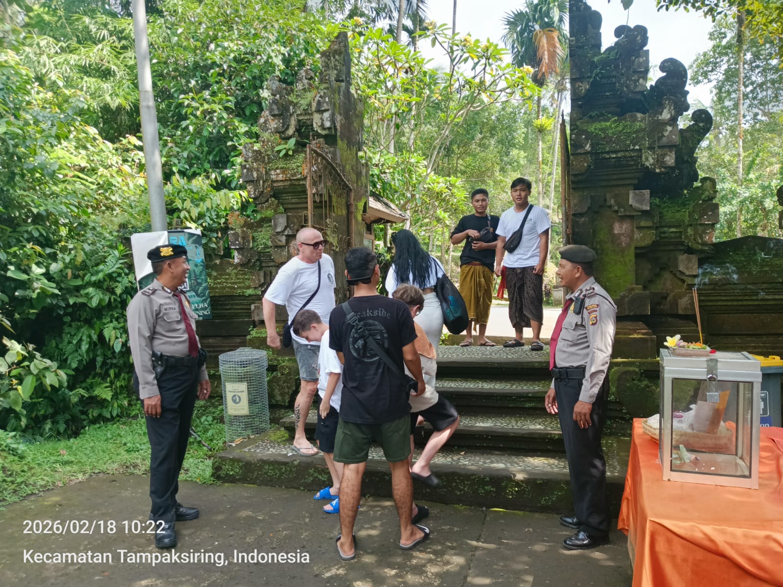 PENGAMANAN : Pengamanan Sat Pamobvit Polres Gianyar di obyek wisata Pura Mangening, Tampaksiring.