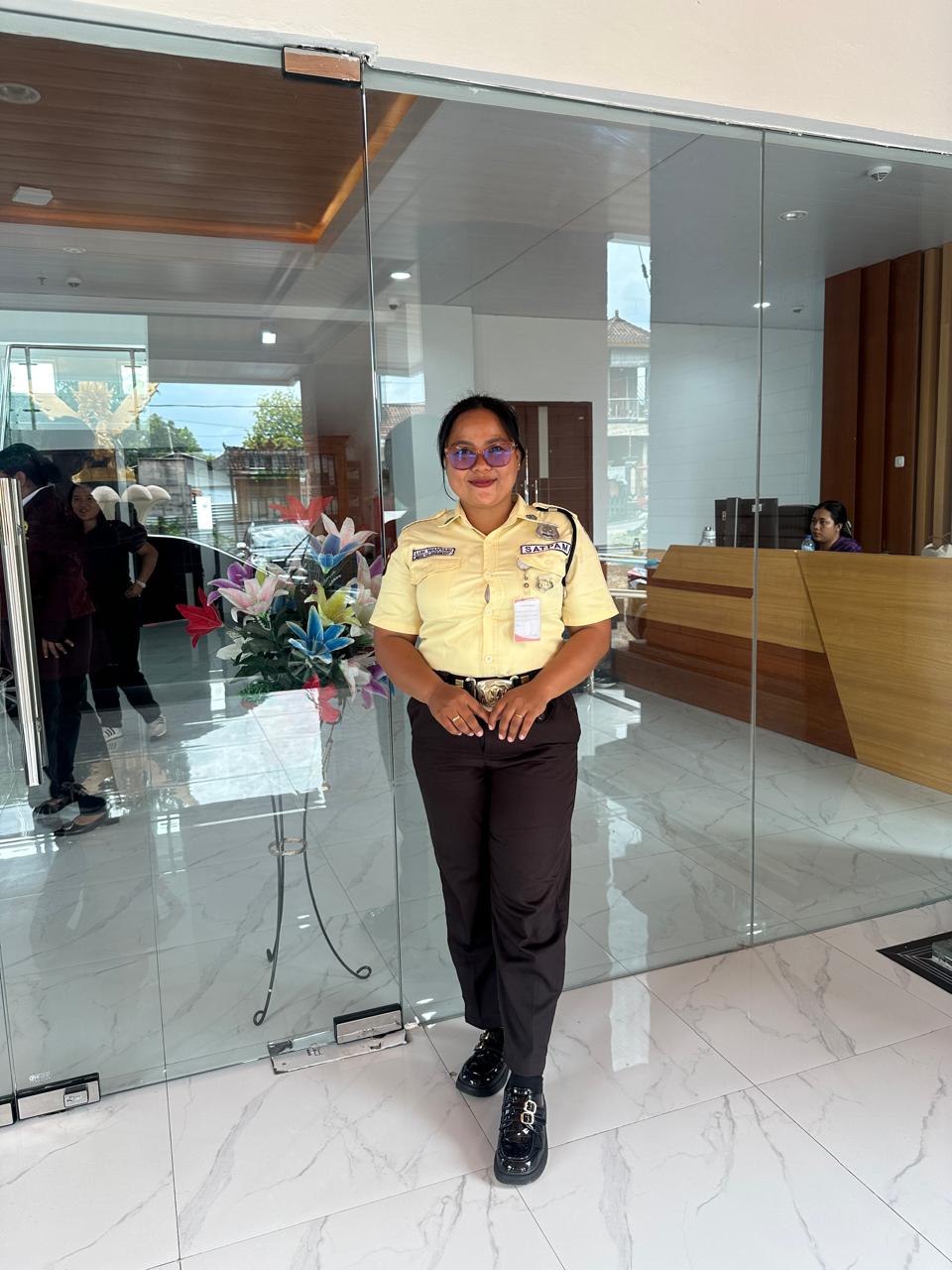Luh Wantari menjalani tugasnya sebagai satpam di IAHN Mpu Kuturan (IMK) yang kini sukses mengenyam pendidikan hingga Magister