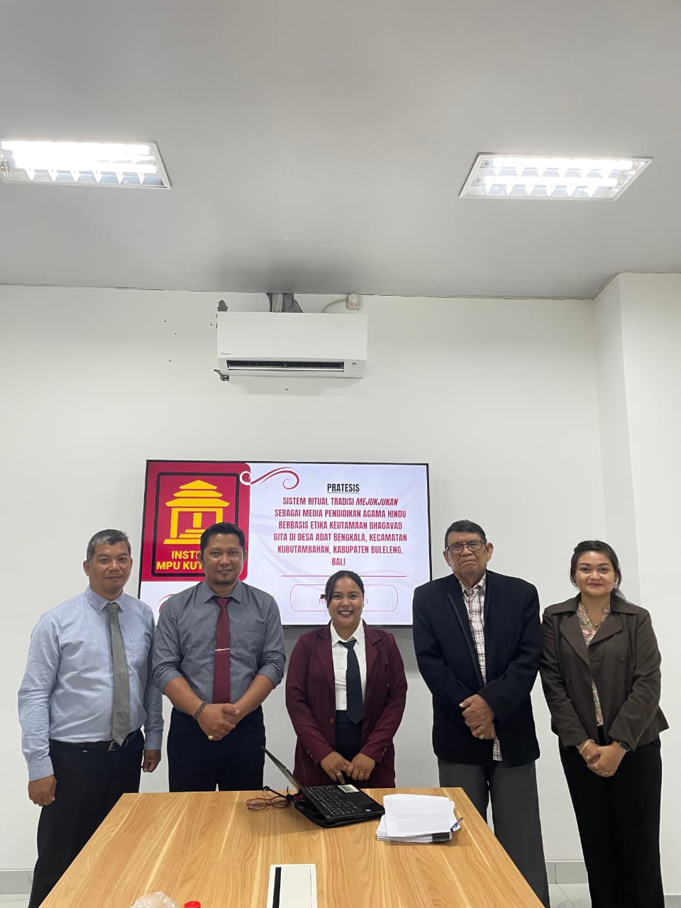 Wantari saat ujian prathesis di kampus Pascasarjana Institut Mpu Kuturan (IMK)
