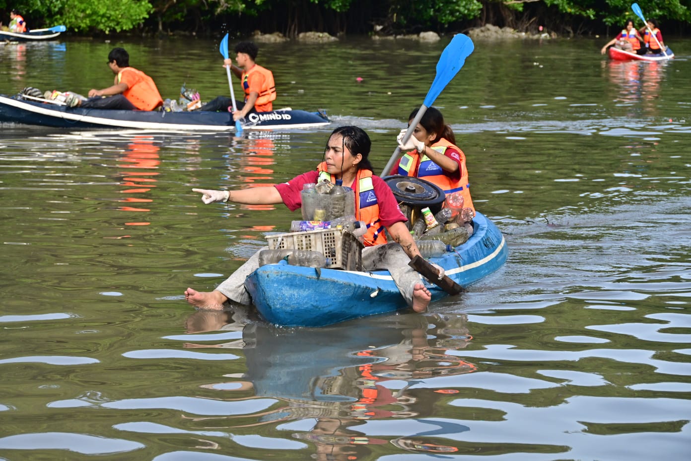 Aksi susur dan bersih-bersih mangrove yang digelar jelan HUT Kota Denpasar, di kawasan mangrove Estuari DAM Batu Lumbang, Kamis (19/2).