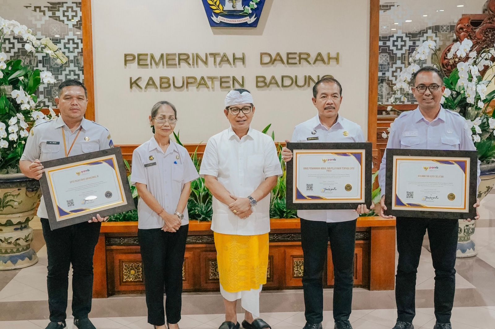 Bupati Adi Arnawa saat menerima penghargaan yang diraih 3 OPD di Pemkab Badung sebagai Wilayah Birokrasi Bersih dan Melayani dari KemenPAN-RB, Rabu (18/2).