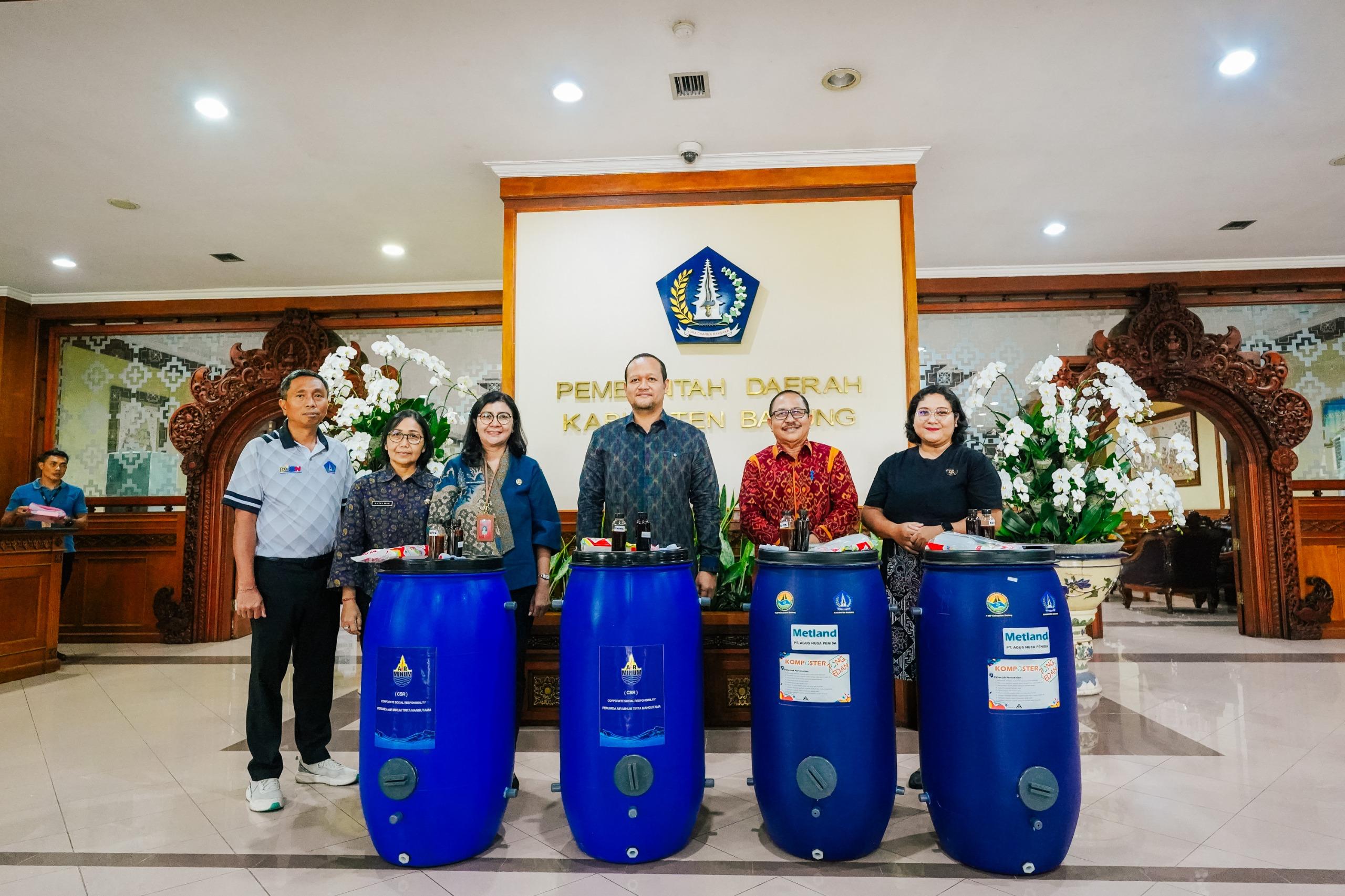 Wakil Bupati Badung, Bagus Alit Sucipta saat menerima Bantuan TJSP Tong Komposter dari Perumda Air Minum Tirta Mangutama Badung dan Hotel Horizon Seminyak di Lobby Kantor Bupati Badung, Jumat (20/2).