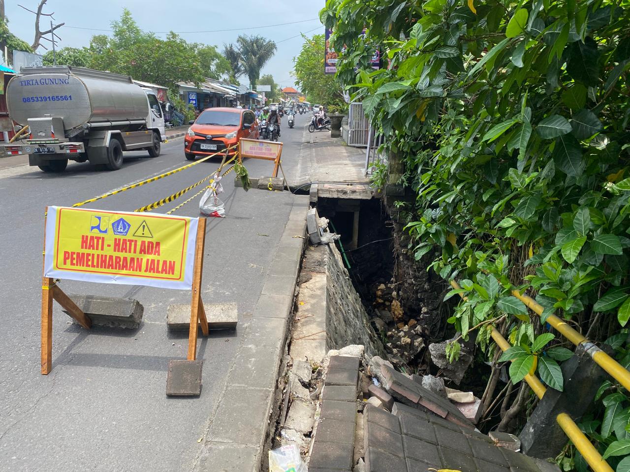 Kondisi trotoar yang mengalami kerusakan di Jalan Raya Padang Luwih, Desa Dalung, Kuta Utara, Jumat (20/2).