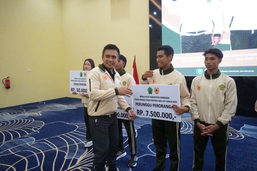 Penyerahan bonus kepala atlet Jembrana peraih medai diajang Porprov Bali XVI 2025 oleh Wakil Bupati Jembrana I Gede Ngurah Patriana Krisna.