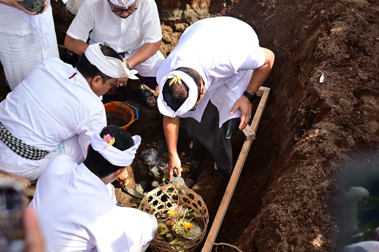 Proses peletakan batu pertama untuk pembangunan kawasan titik nol Kota Singaraja, Jumat (20/2/2026). 
