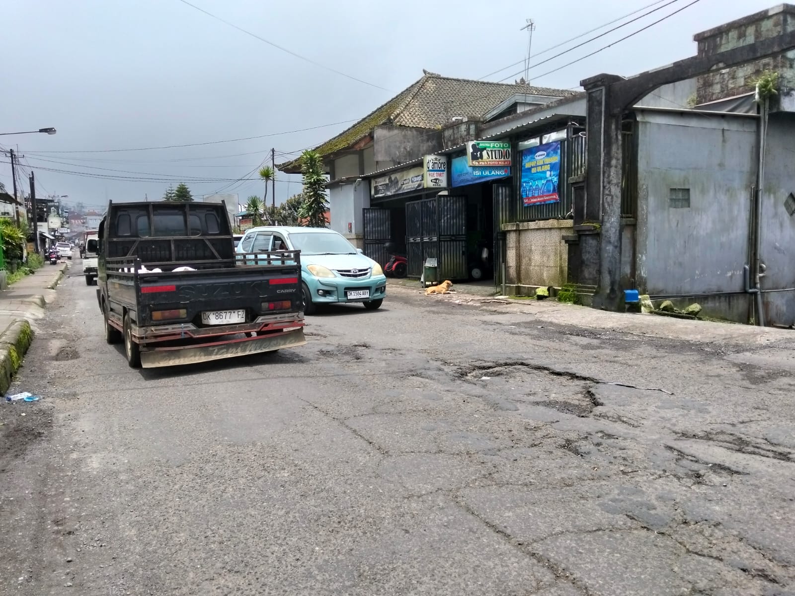 Jalur utara Pura Ulun Danu Batur, Kintamani, banyak lubang.