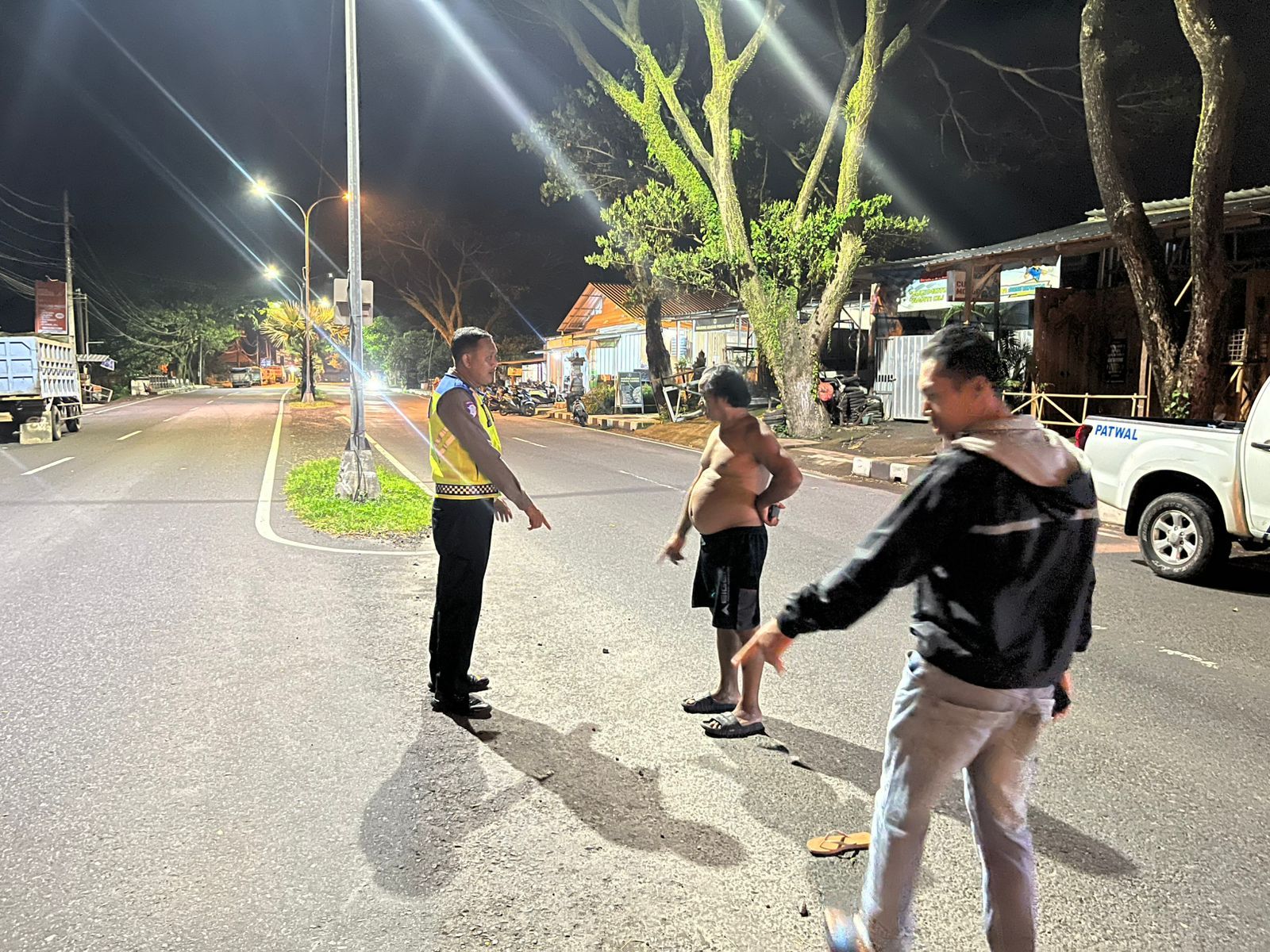 Polisi melakukan olah TKP kecelakaan di jalur 11 Karangasem.
