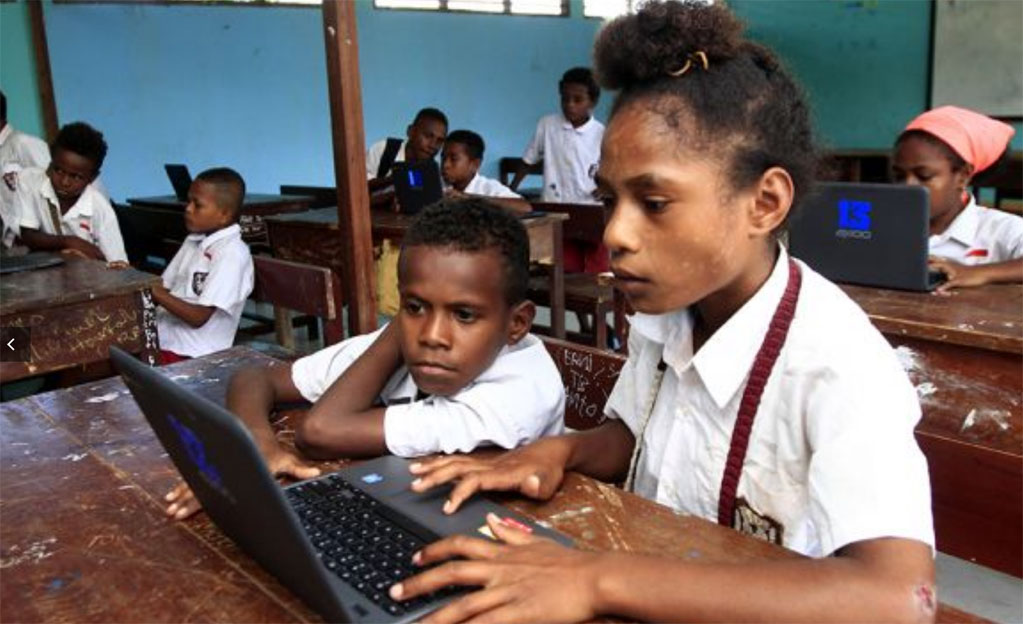 Aktivitas belajar siswa sekolah dasar di Sentani, Kabupaten Jayapura, Papua, 17 November 2021. ANTARA/Gusti Tanati